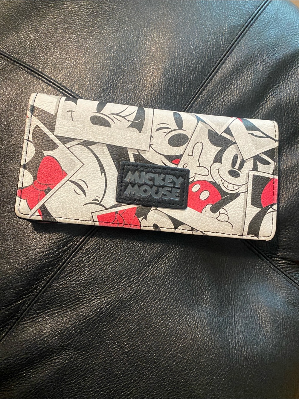 Disney women’s wallet in great condition like new
